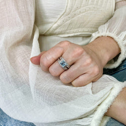 Bague Bandeau topaze taille émeraude et diamants en or blanc - Castafiore