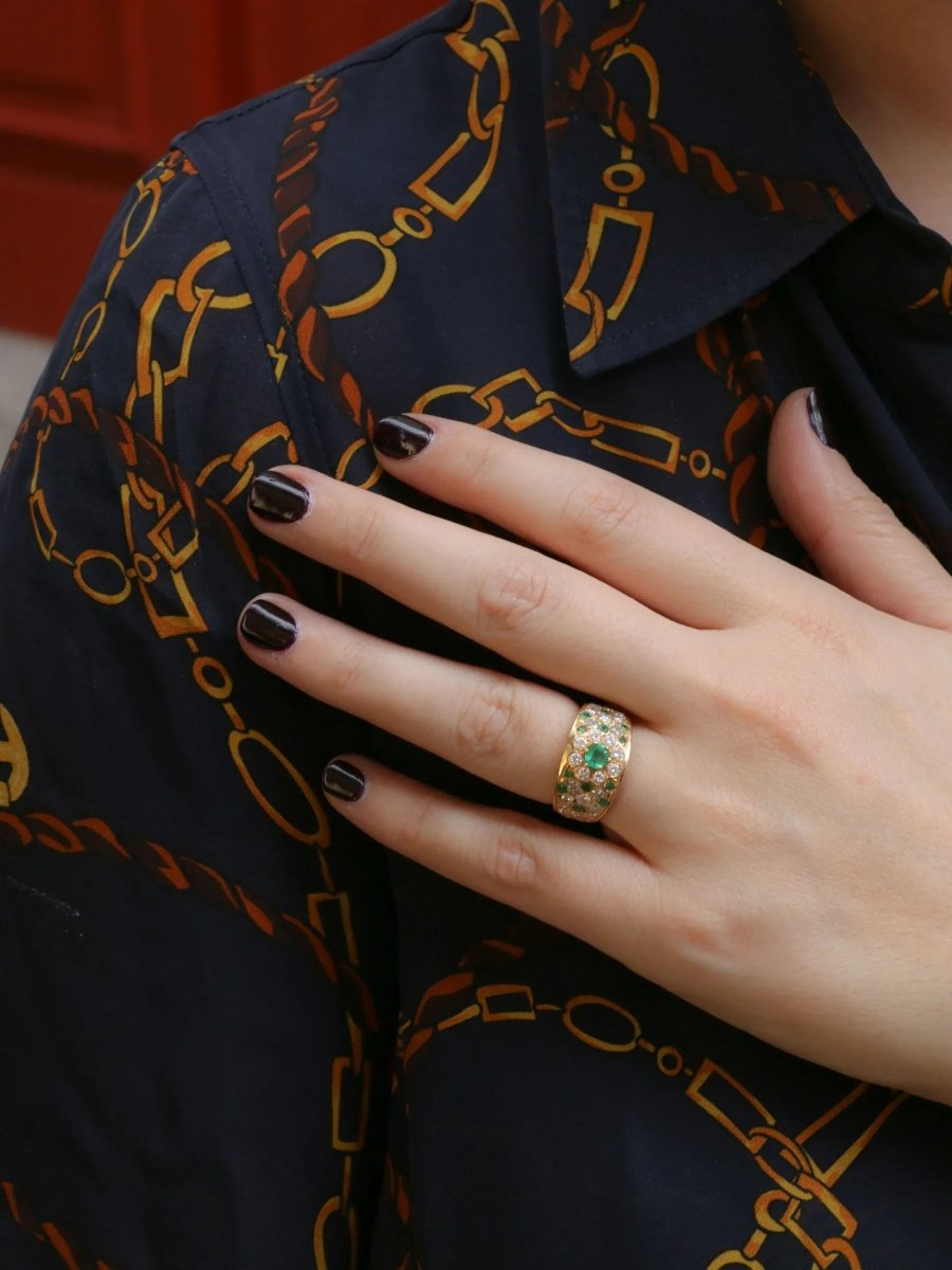 Bague bandeau vintage en or jaune, diamants et émeraudes - Castafiore