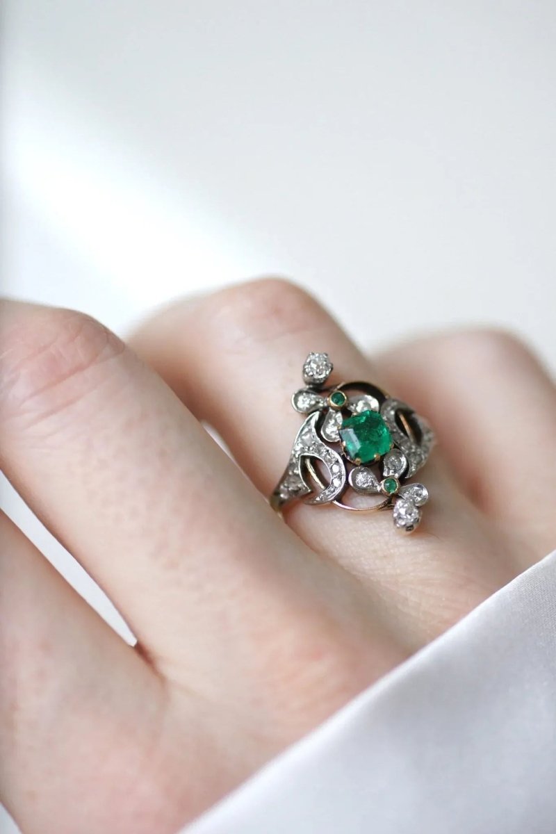 Bague Belle Epoque fleur émeraude et diamant - Castafiore