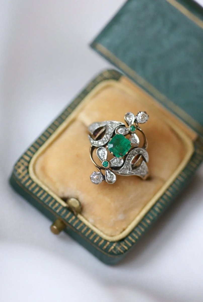 Bague Belle Epoque fleur émeraude et diamant - Castafiore