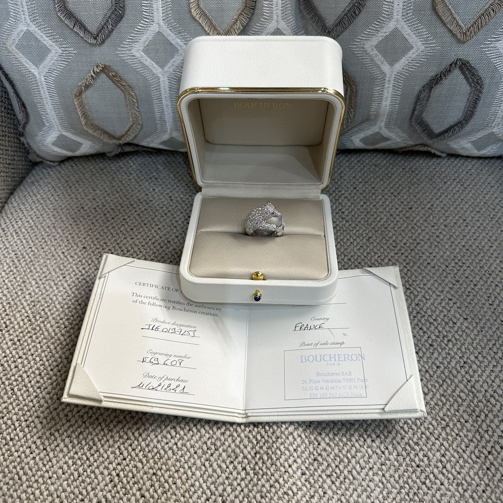 Bague Boucheron " Collection animaux Ours Nanook" de 2021 avec Diamants, pierre de lune en Or gris 18k. Taille 52. Full set - Castafiore