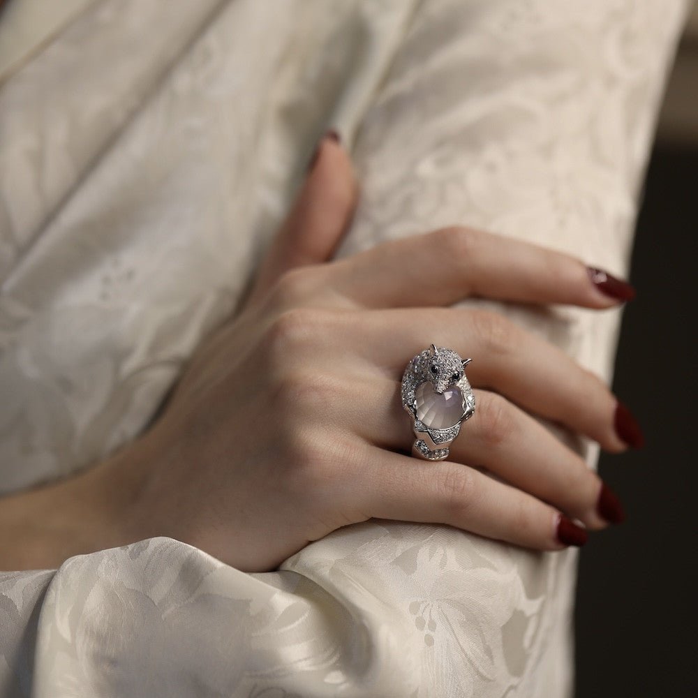 Bague Boucheron " Collection animaux Ours Nanook" de 2021 avec Diamants, pierre de lune en Or gris 18k. Taille 52. Full set - Castafiore