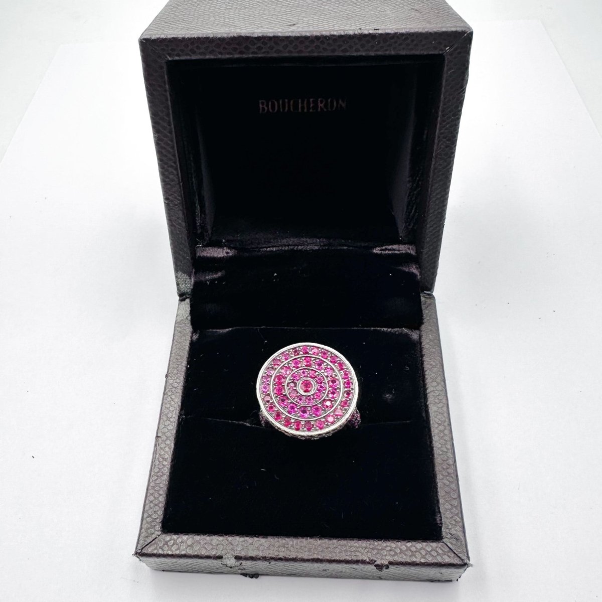 Bague BOUCHERON "Secret" en or blanc noirci et rubis - Castafiore