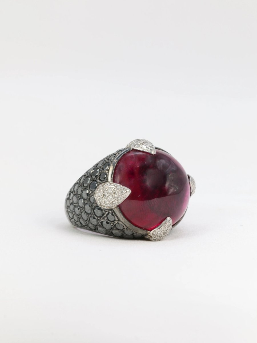 Bague boule vintage en or noir, tourmaline rose et diamants noirs et blancs - Castafiore