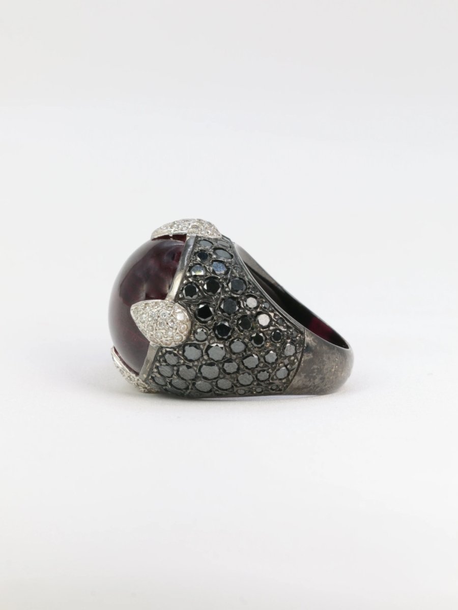 Bague boule vintage en or noir, tourmaline rose et diamants noirs et blancs - Castafiore