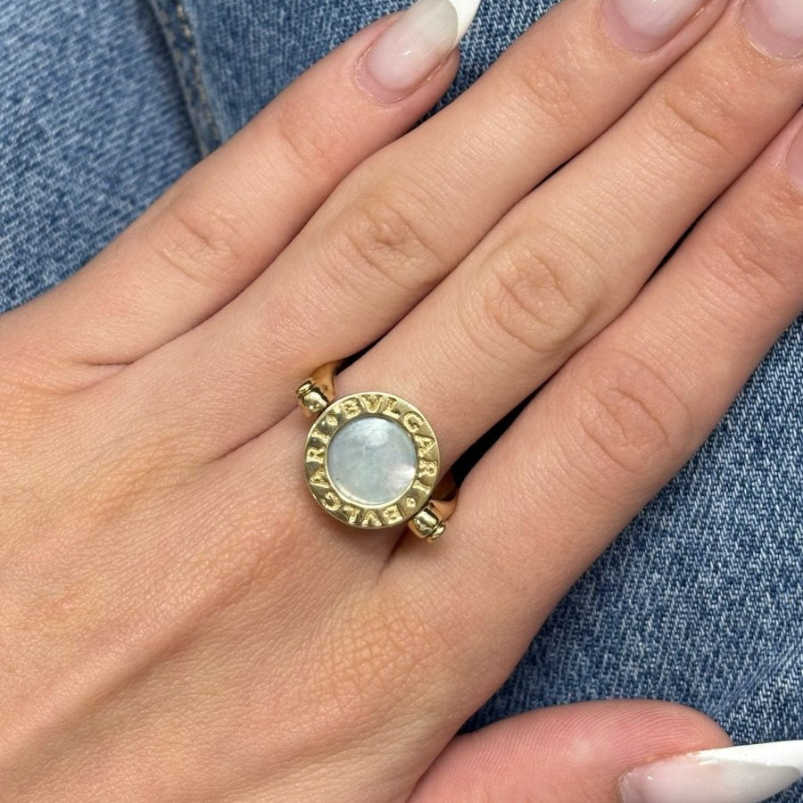 Bague BULGARI Réversible en or jaune nacre et onyx - Castafiore
