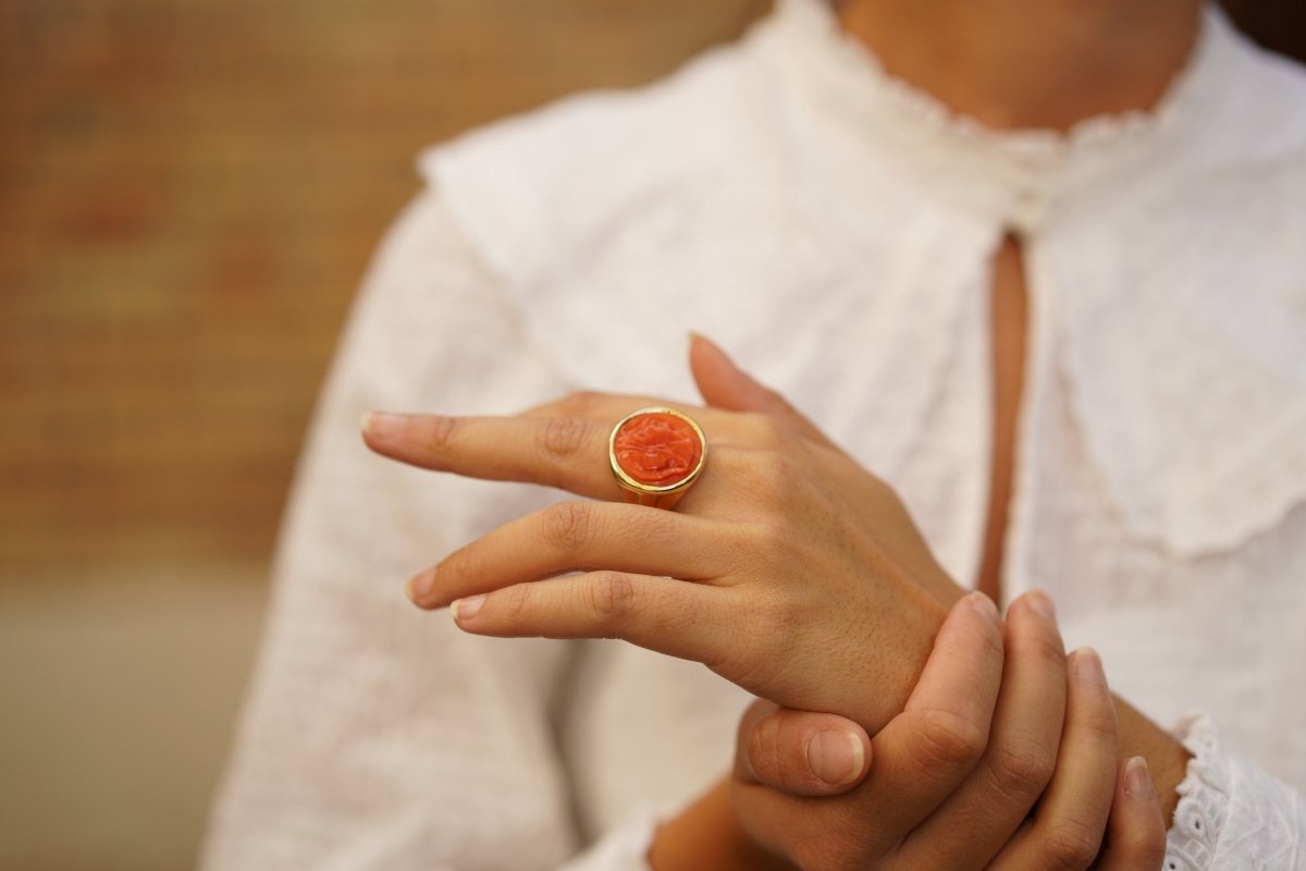 Bague camée corail en or jaune 18k - Castafiore