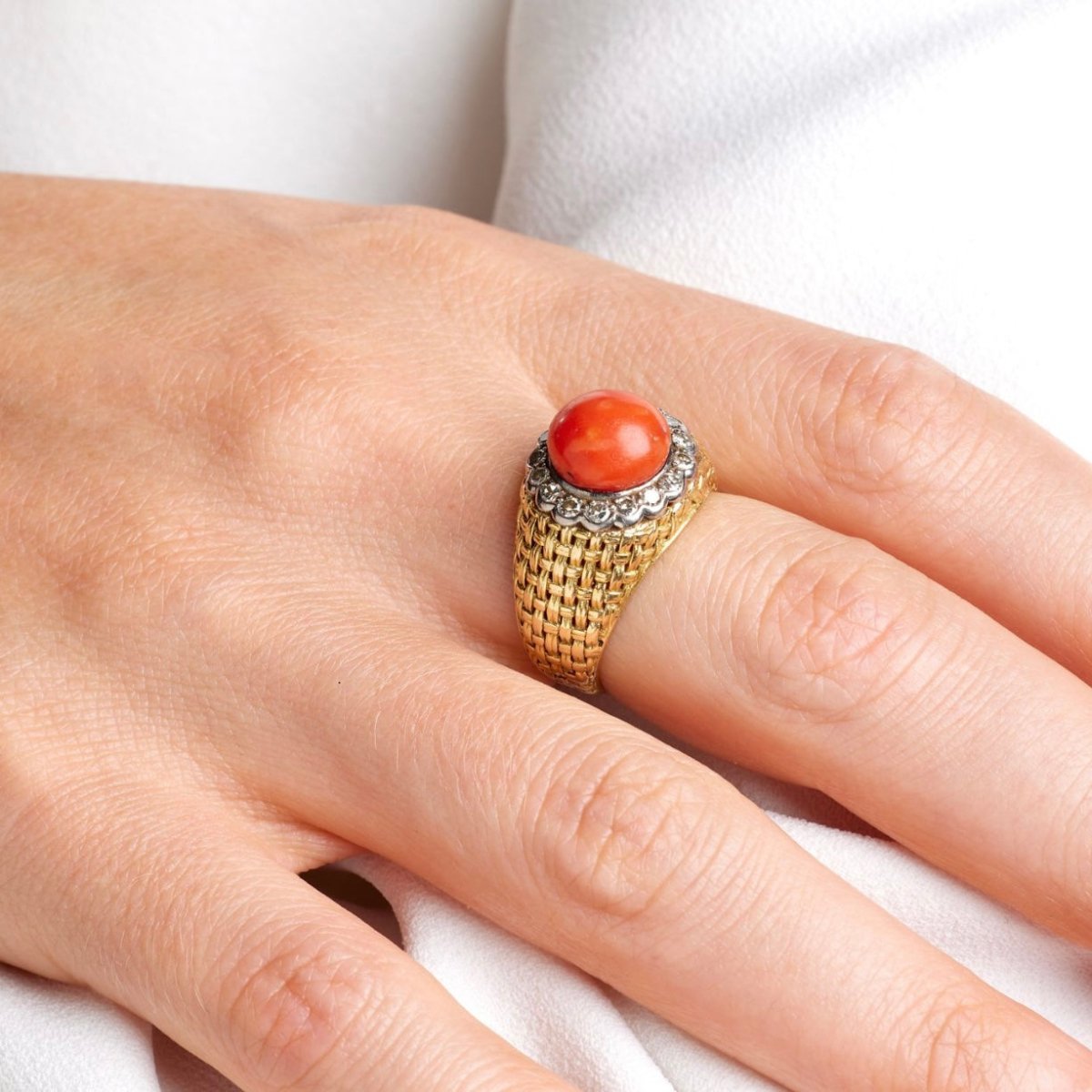 Bague Cannage en or jaune, corail et diamants - Castafiore