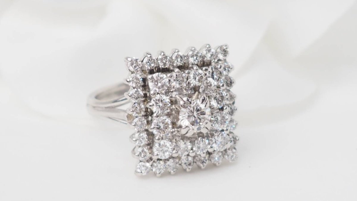 Bague carrée en or blanc et diamants - Castafiore