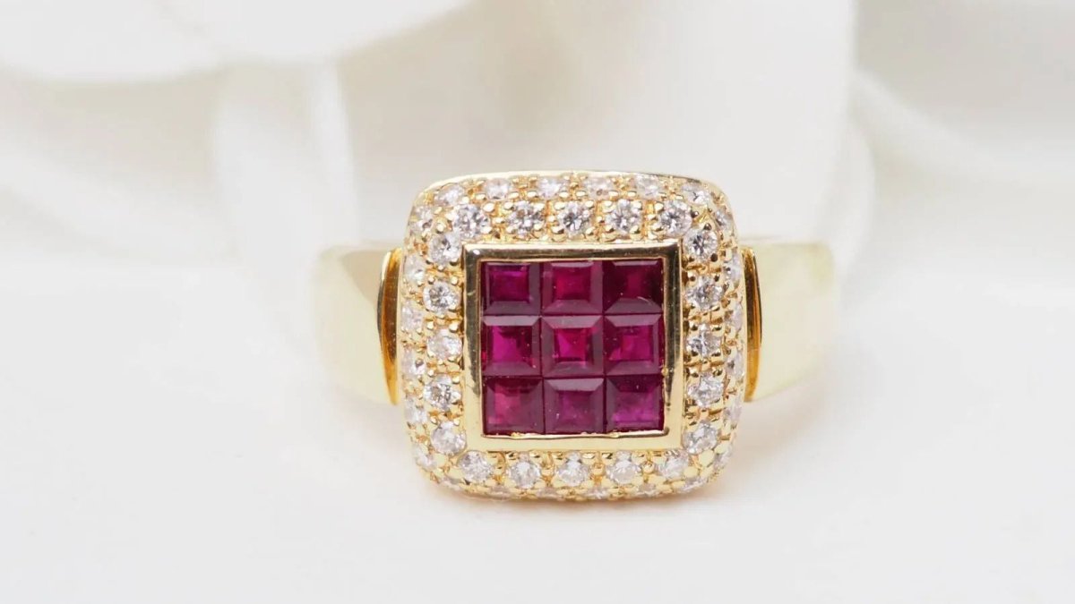 Bague carrée en or jaune, rubis et diamants - Castafiore