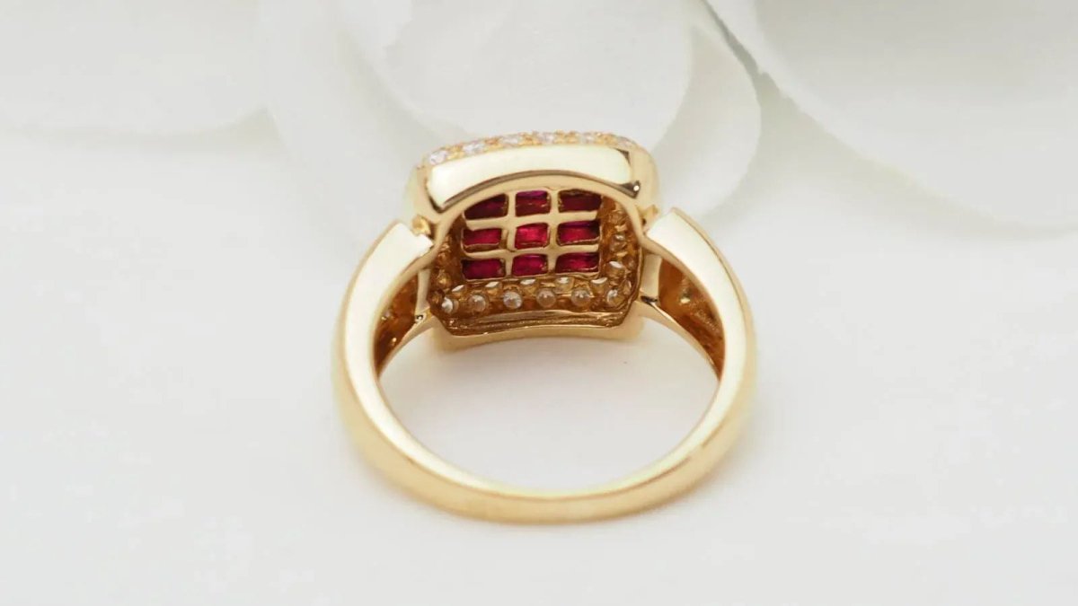 Bague carrée en or jaune, rubis et diamants - Castafiore