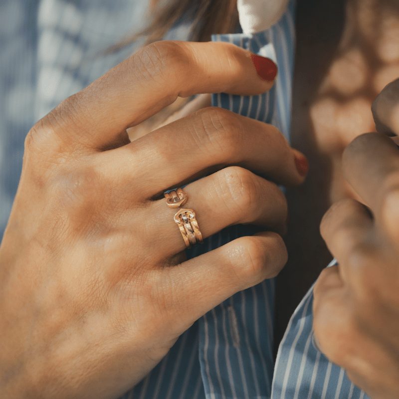Bague CARTIER "CC" en or blanc, or jaune et or rose - Castafiore