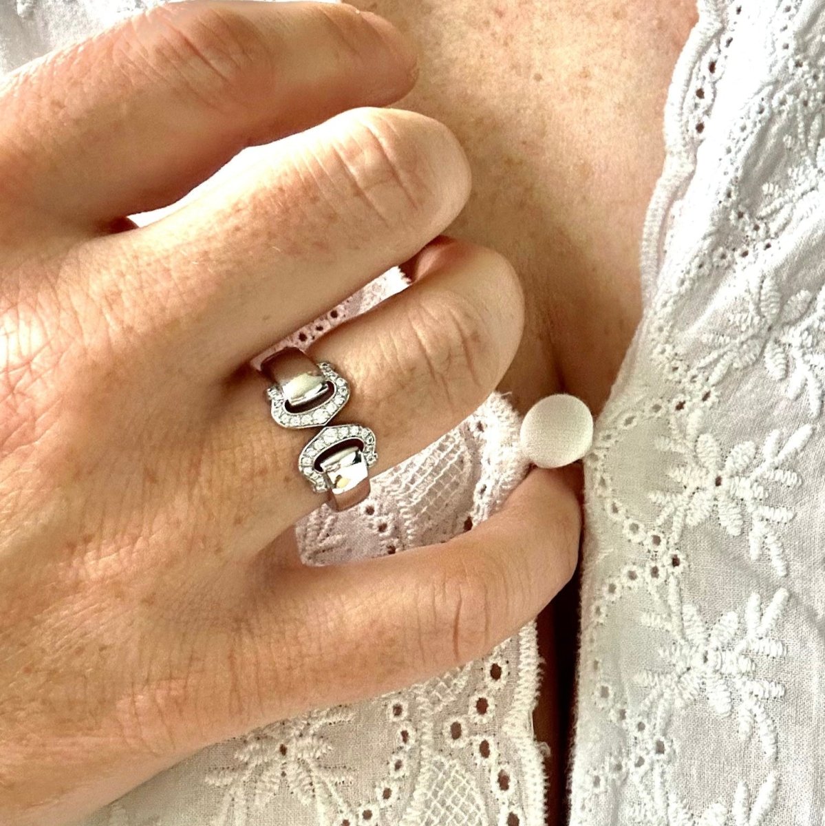 Bague CARTIER "Double C" en or blanc et diamants - Castafiore