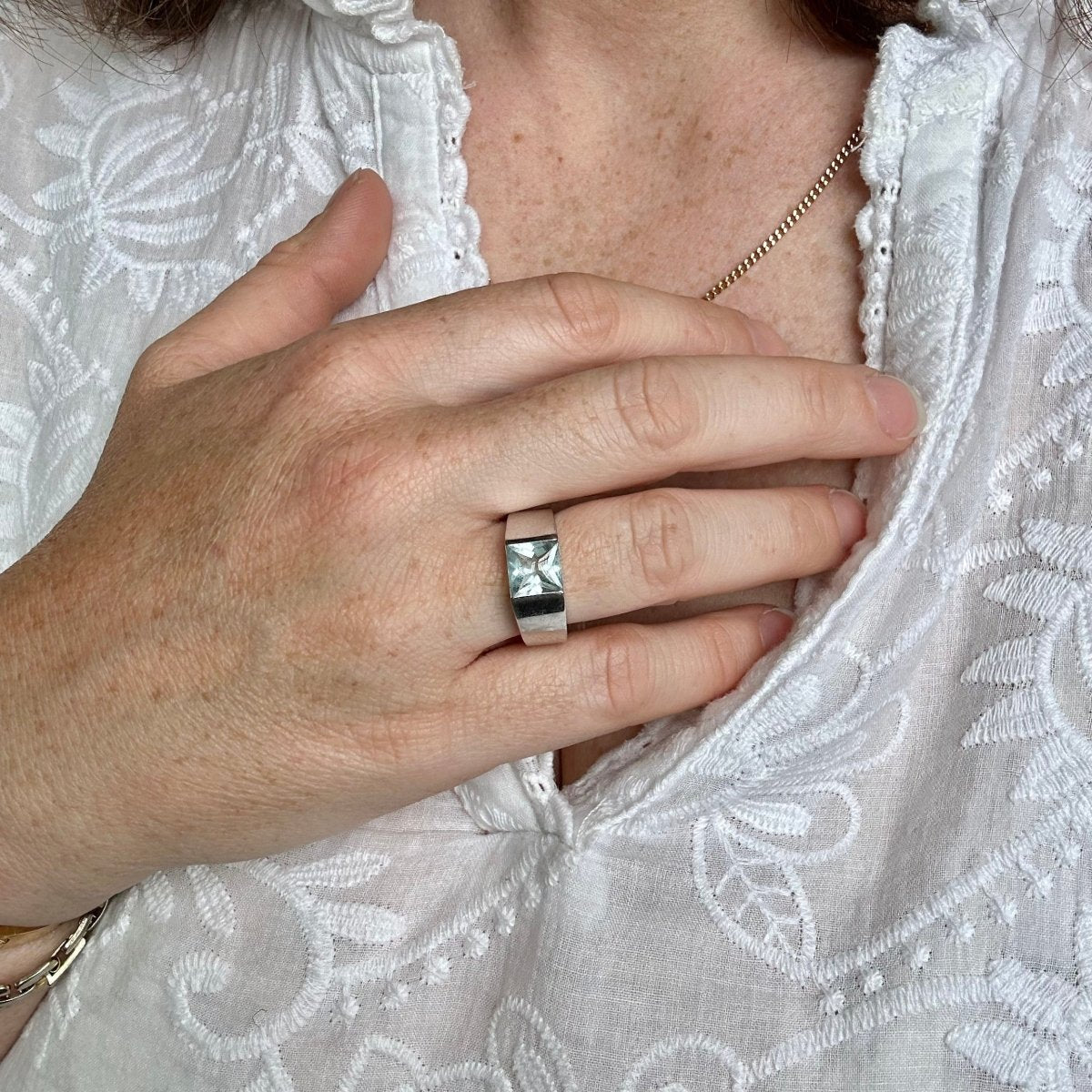 Bague CARTIER "Tank" en or blanc et aigue - marine - Castafiore