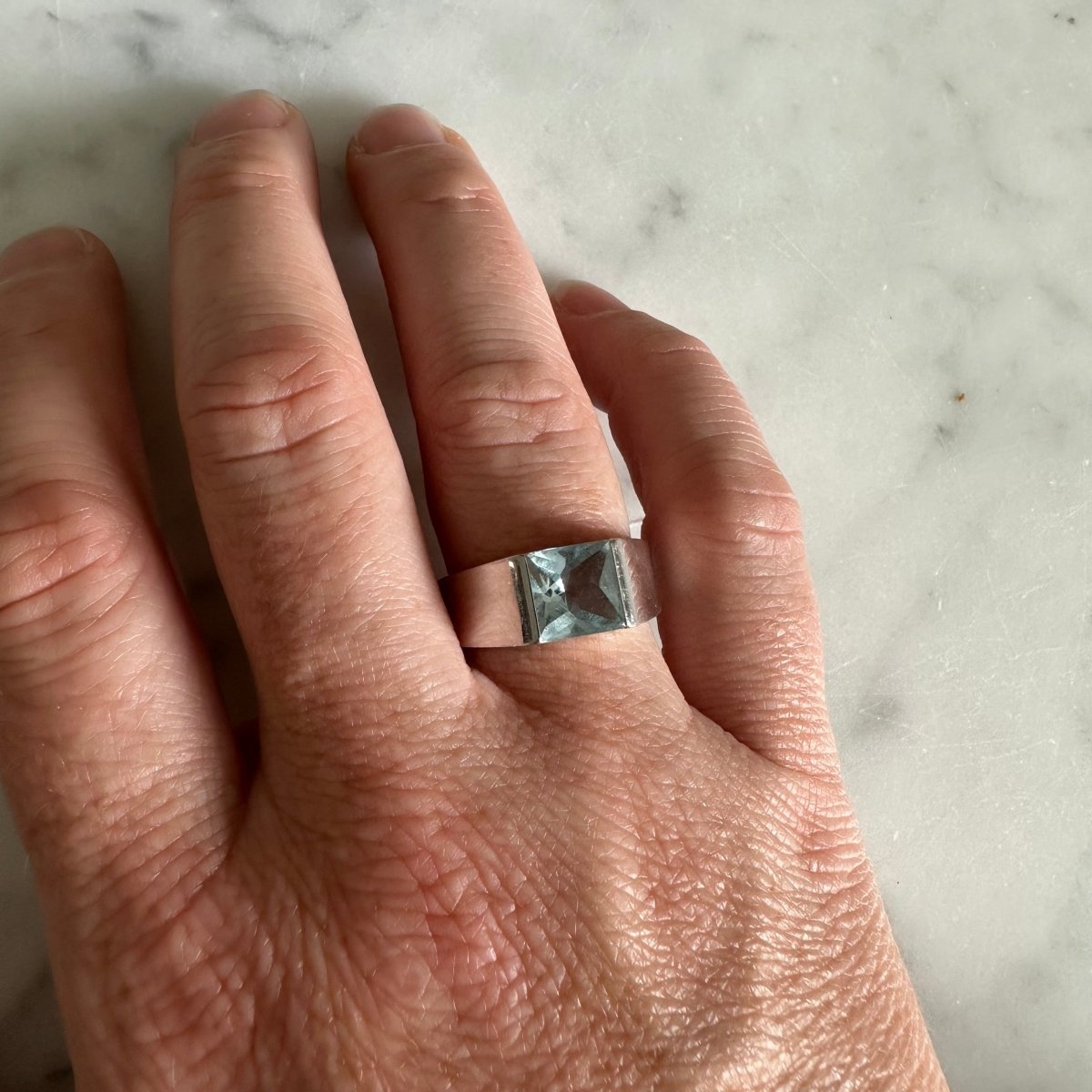 Bague CARTIER Tank en or gris et aigue - marine - Castafiore