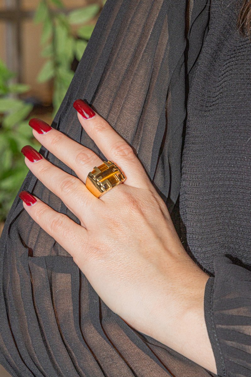 Bague CARTIER, "Yjing", en Or jaune et Œil de tigre - Castafiore