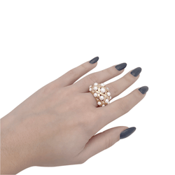 Bague CHANEL, "Baroque" en or jaune, perles et diamants. - Castafiore