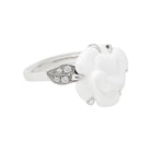 Bague CHANEL "Camélia" en or blanc, agate blanche et diamants - Castafiore