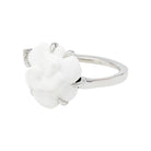 Bague CHANEL "Camélia" en or blanc, agate blanche et diamants - Castafiore