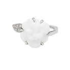 Bague CHANEL "Camélia" en or blanc, agate blanche et diamants - Castafiore