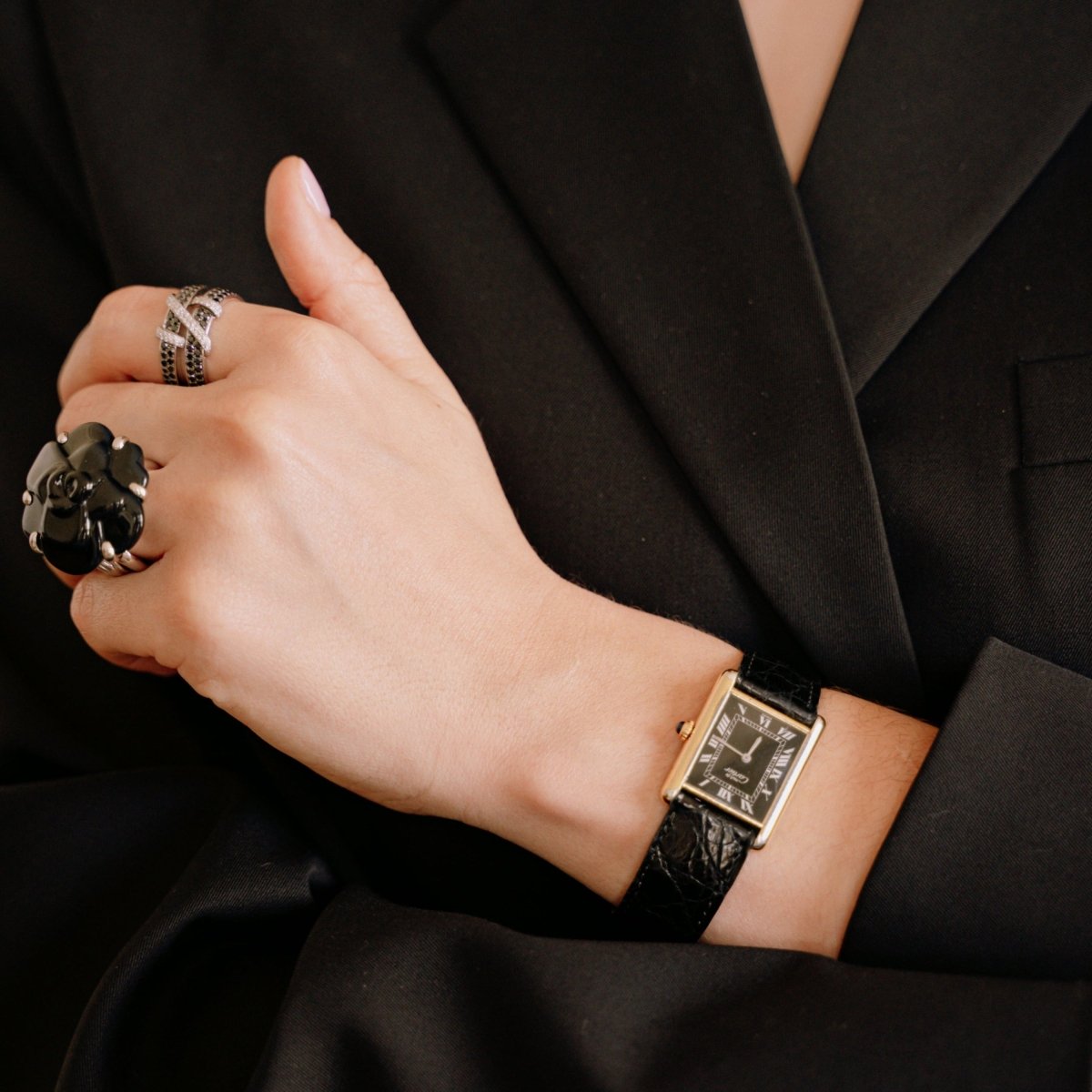 Bague CHANEL Camélia en or blanc et onyx