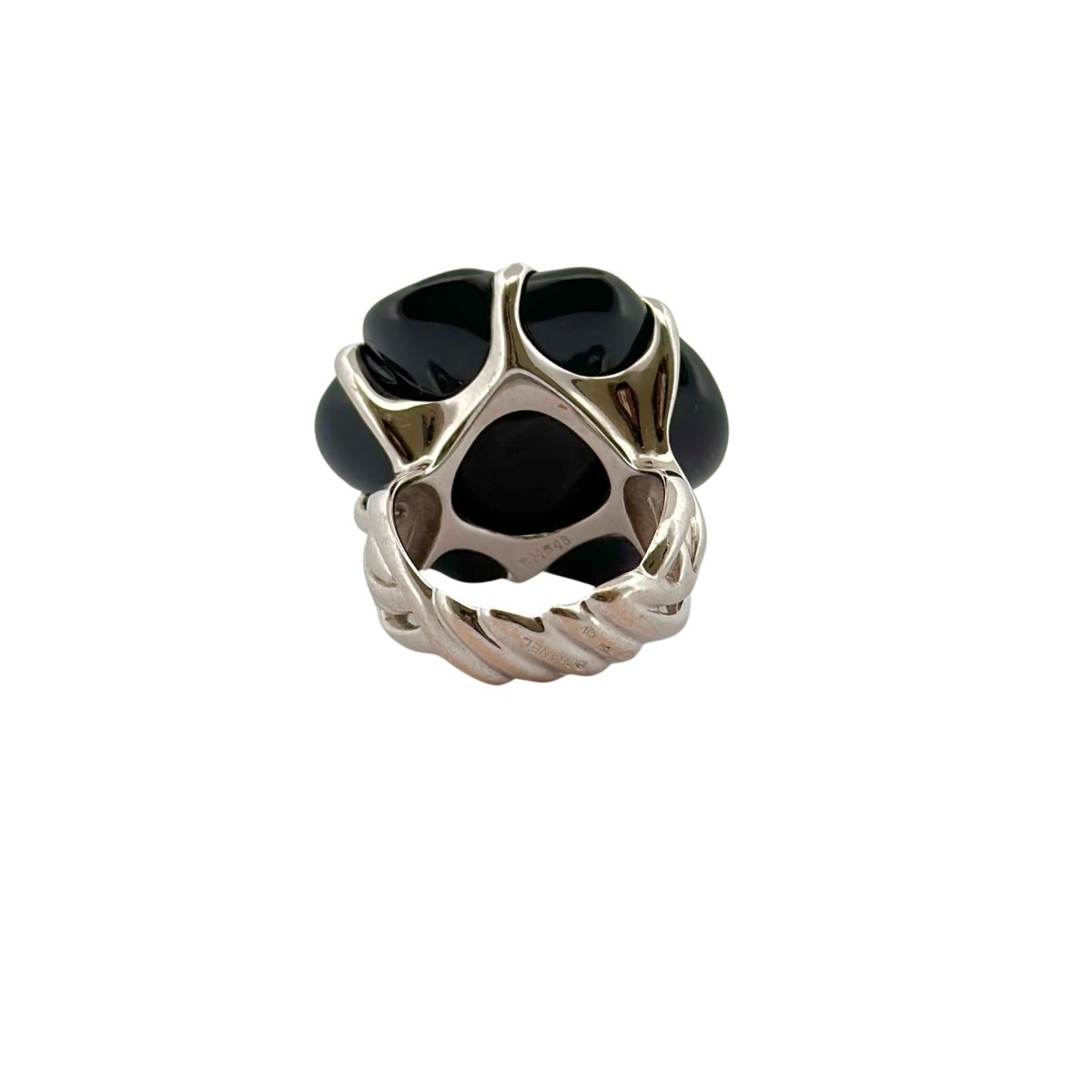 Bague CHANEL Camélia en or blanc et onyx - Castafiore