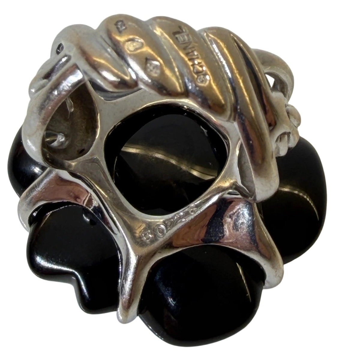 Bague CHANEL "Camélia" en or blanc et onyx - Castafiore