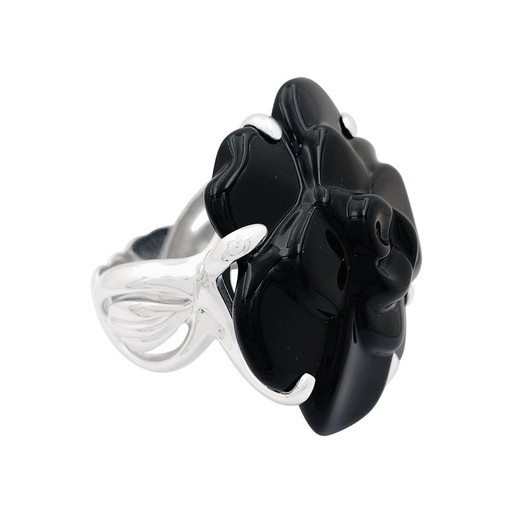 Bague CHANEL "Camélia" en or blanc et onyx - Castafiore