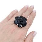 Bague CHANEL "Camélia" en or blanc et onyx - Castafiore