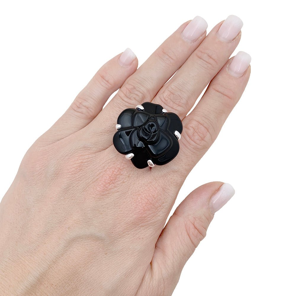 Bague CHANEL "Camélia" en or blanc et onyx - Castafiore