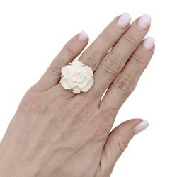 Bague CHANEL "Camélia", en or jaune et agate - Castafiore