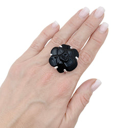 Bague CHANEL, modèle "Camélia", en or blanc et onyx - Castafiore