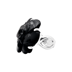 Bague CHANEL, modèle "Camélia", en or blanc et onyx - Castafiore