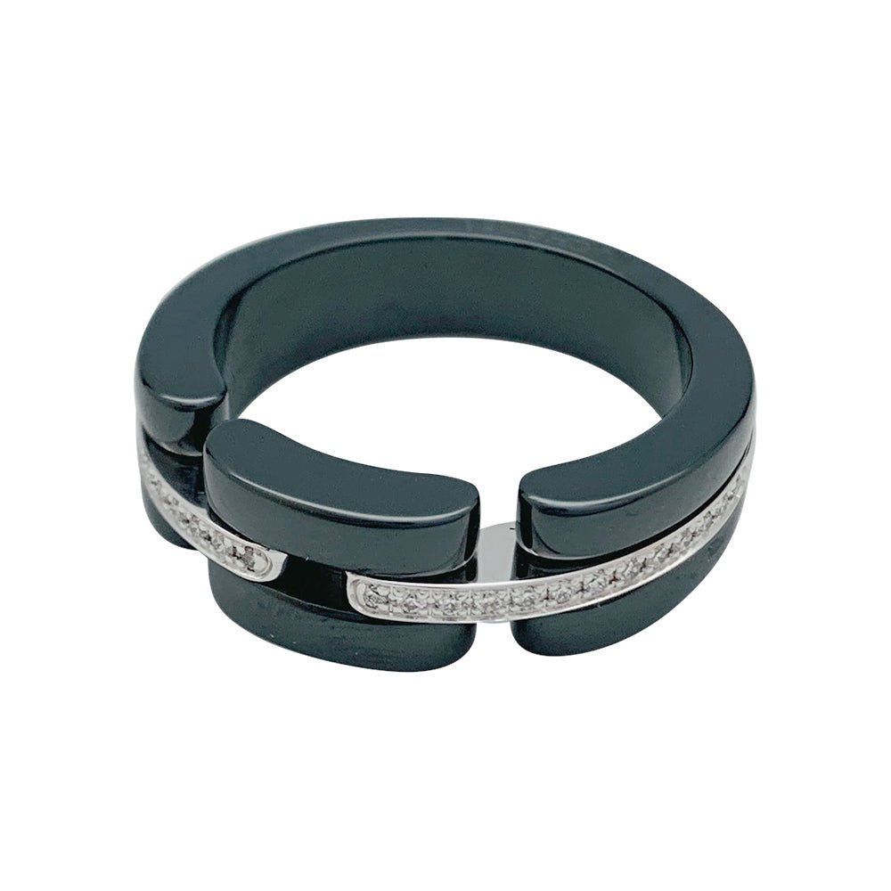 Bague CHANEL "Ultra" en céramique, or blanc et diamants. - Castafiore