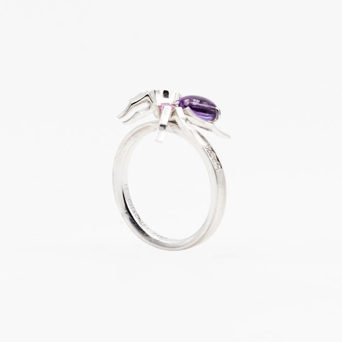 Bague CHAUMET Araignée "Attrape moi si tu m'aimes" en or blanc, améthyste, saphir rose et diamants - Castafiore