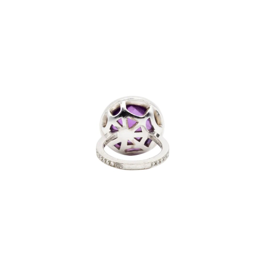 Bague CHAUMET "Attrape moi si tu m'aimes", "Galet" en or blanc, améthyste et diamants - Castafiore