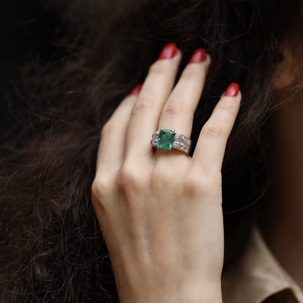 Bague CHAUMET en platine, émeraude et diamants - Castafiore