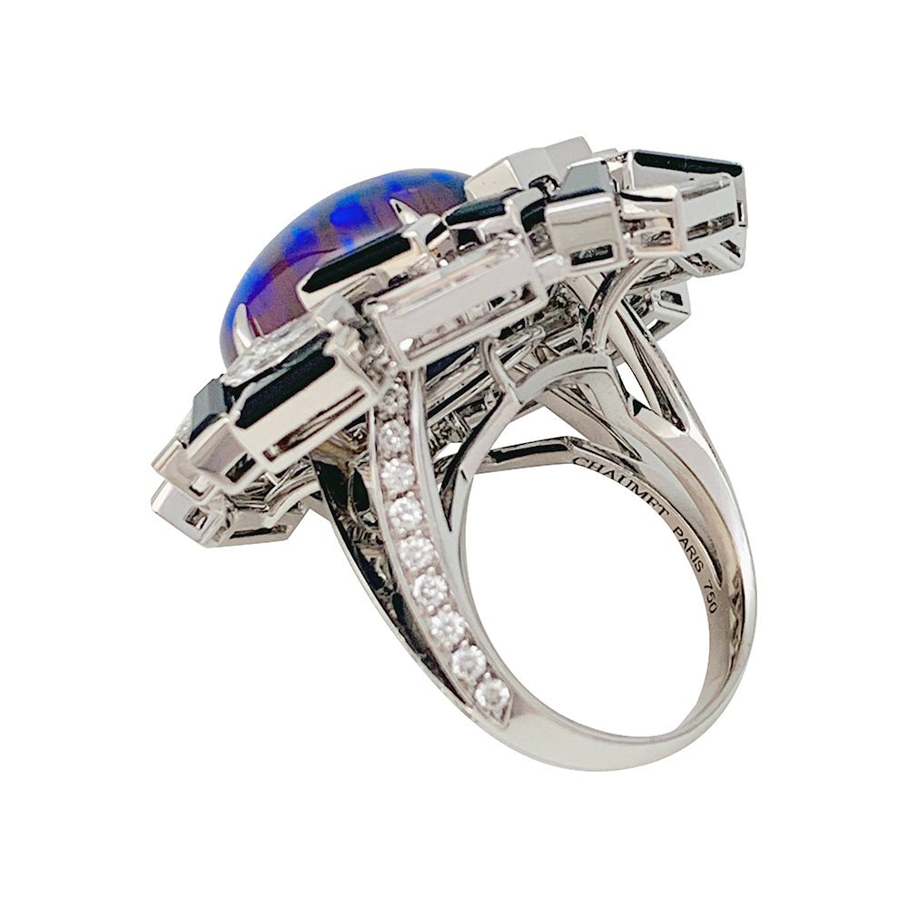 Bague CHAUMET "Le Grand Frisson" en or blanc, opale de feux, diamants et onyx - Castafiore