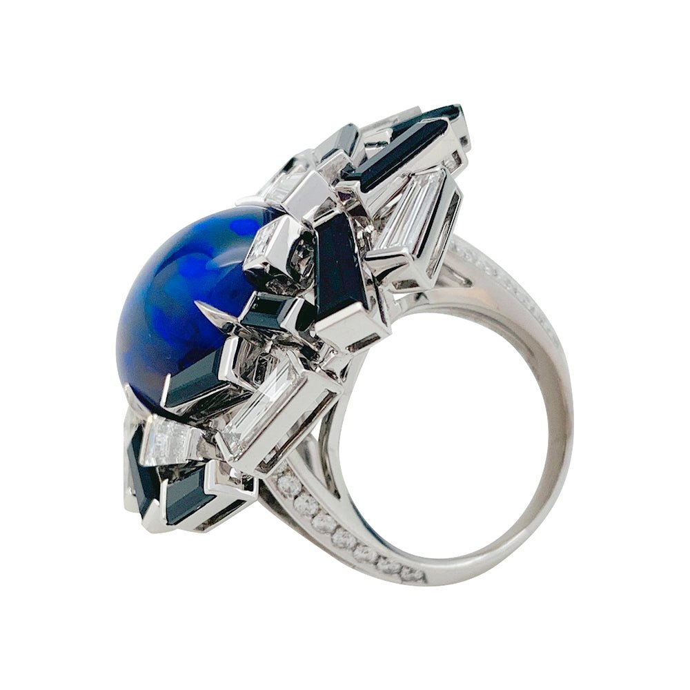 Bague CHAUMET "Le Grand Frisson" en or blanc, opale de feux, diamants et onyx - Castafiore