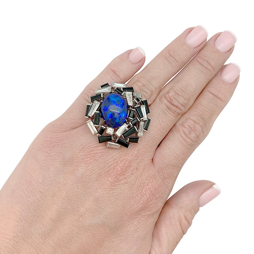 Bague CHAUMET "Le Grand Frisson" en or blanc, opale de feux, diamants et onyx - Castafiore