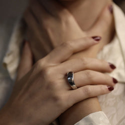 Bague Chaumet Valse en or gris 18 Cts de 1995. Taille 54. Papiers d'origine. - Castafiore