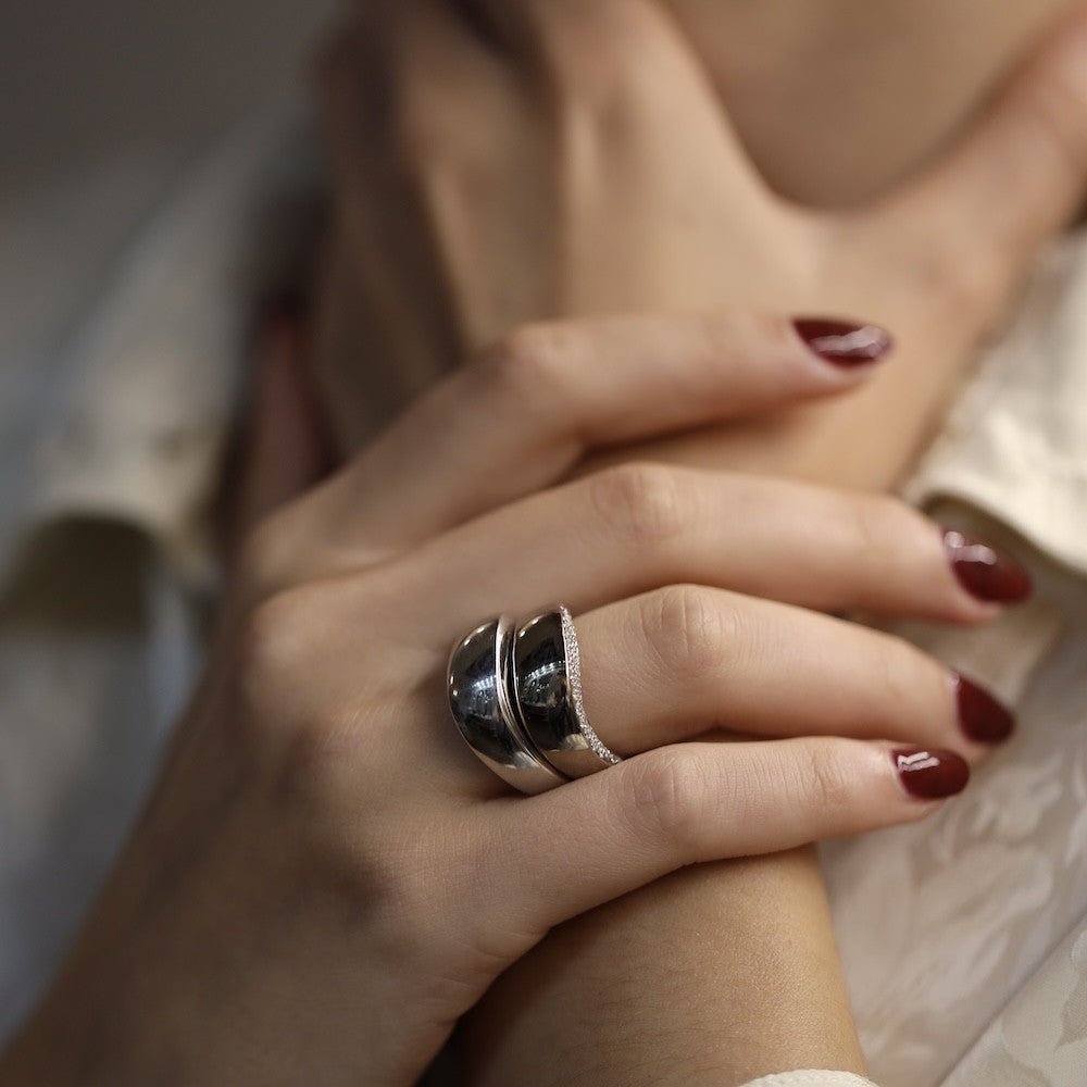 Bague Chaumet Valse en or gris 18 Cts de 1995. Taille 54. Papiers d'origine. - Castafiore