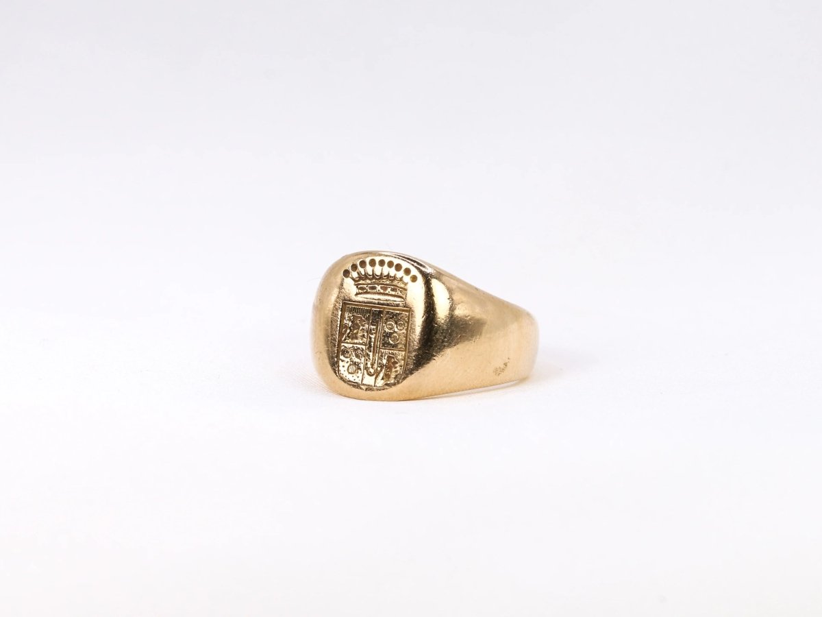 Bague chevalière ancienne en or et gravée aux armes du marquis d’Antin - Castafiore
