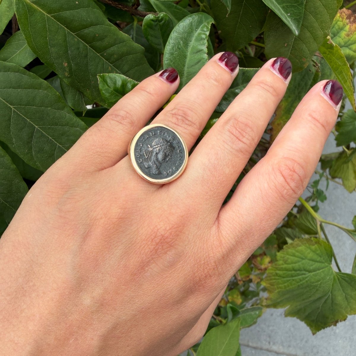 Bague Chevalière BULGARI "Monete" en or rose et bronze - Castafiore
