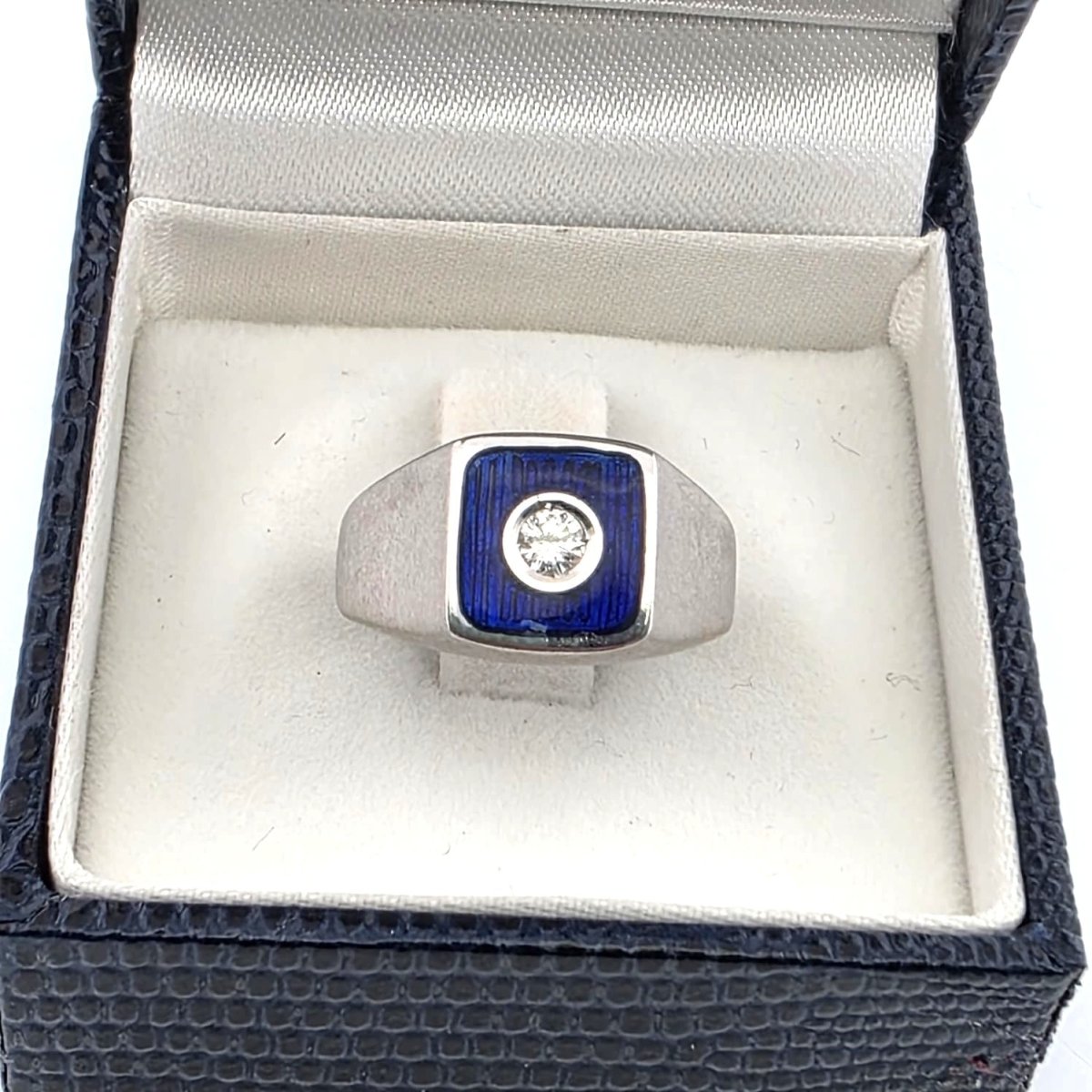Bague Chevalière en or blanc, émail et diamant - Castafiore