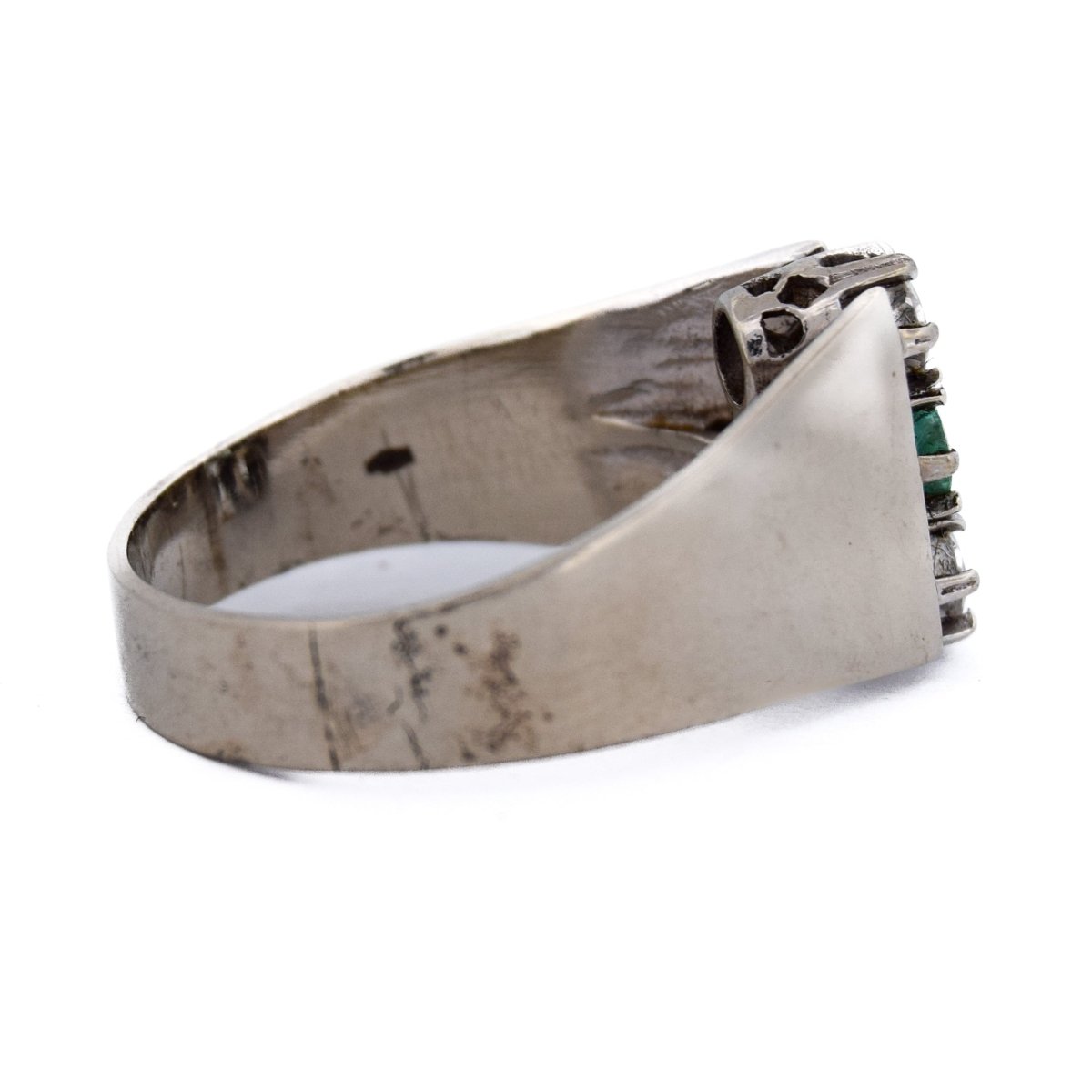 Bague Chevalière en or blanc, émeraude et diamants - Castafiore