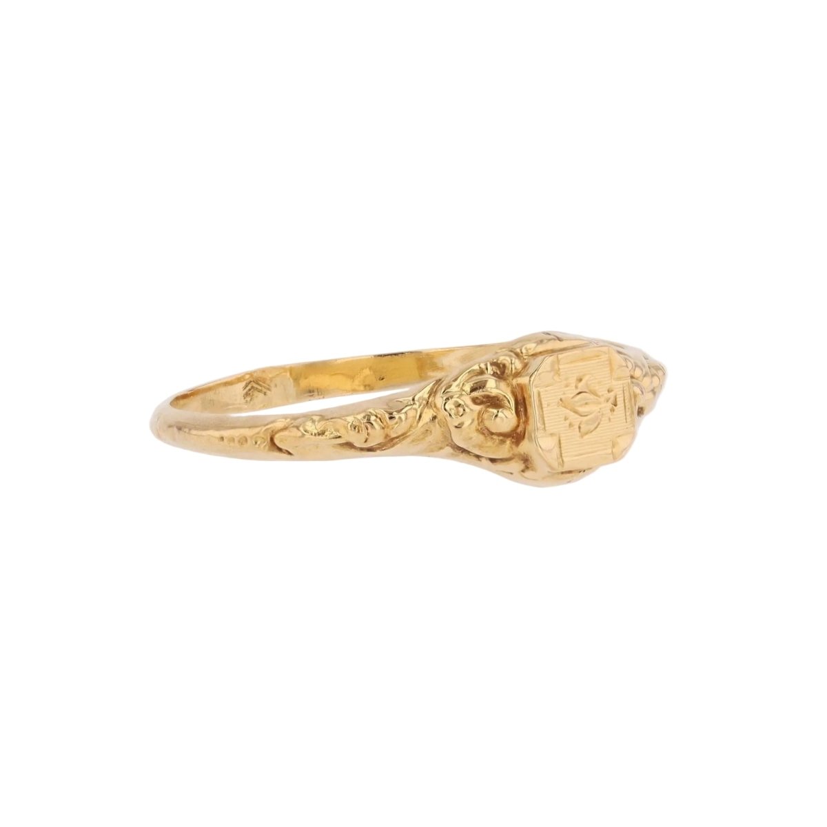 Antique signet ring yellow gold chiseled