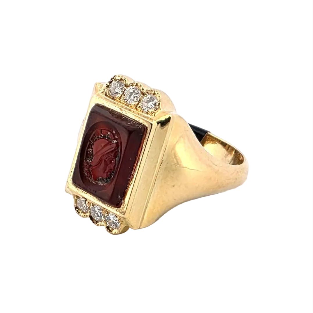 Bague Chevalière en or jaune, cornaline et diamants - Castafiore