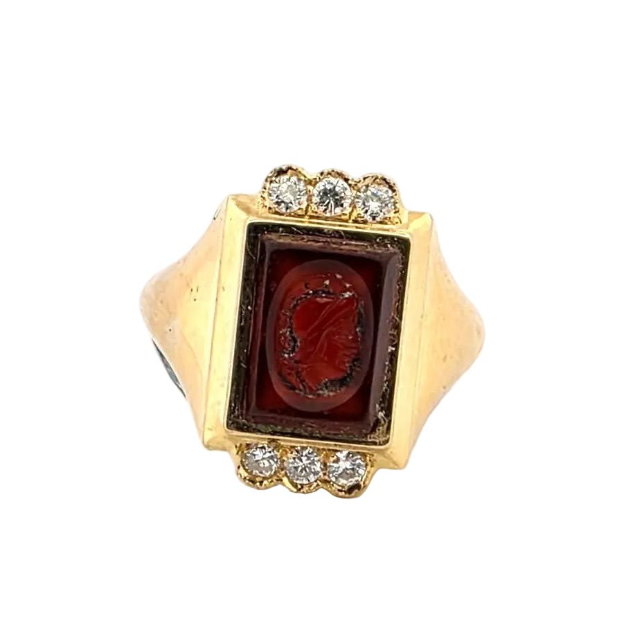 Bague Chevalière en or jaune, cornaline et diamants