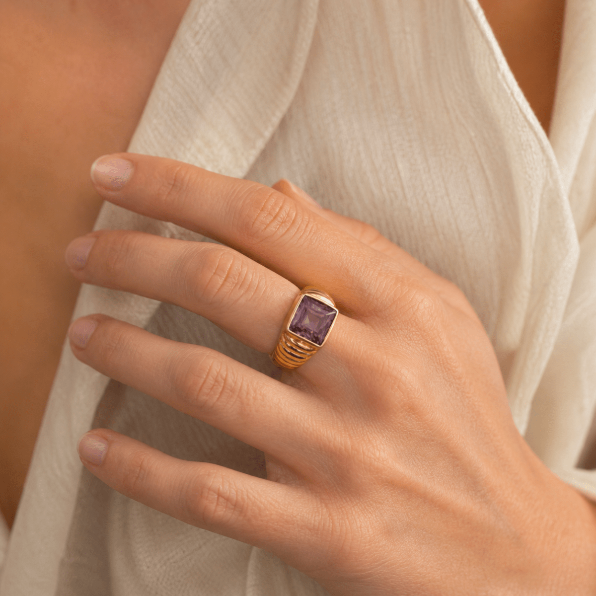 Bague Chevalière en or jaune et améthyste - Castafiore